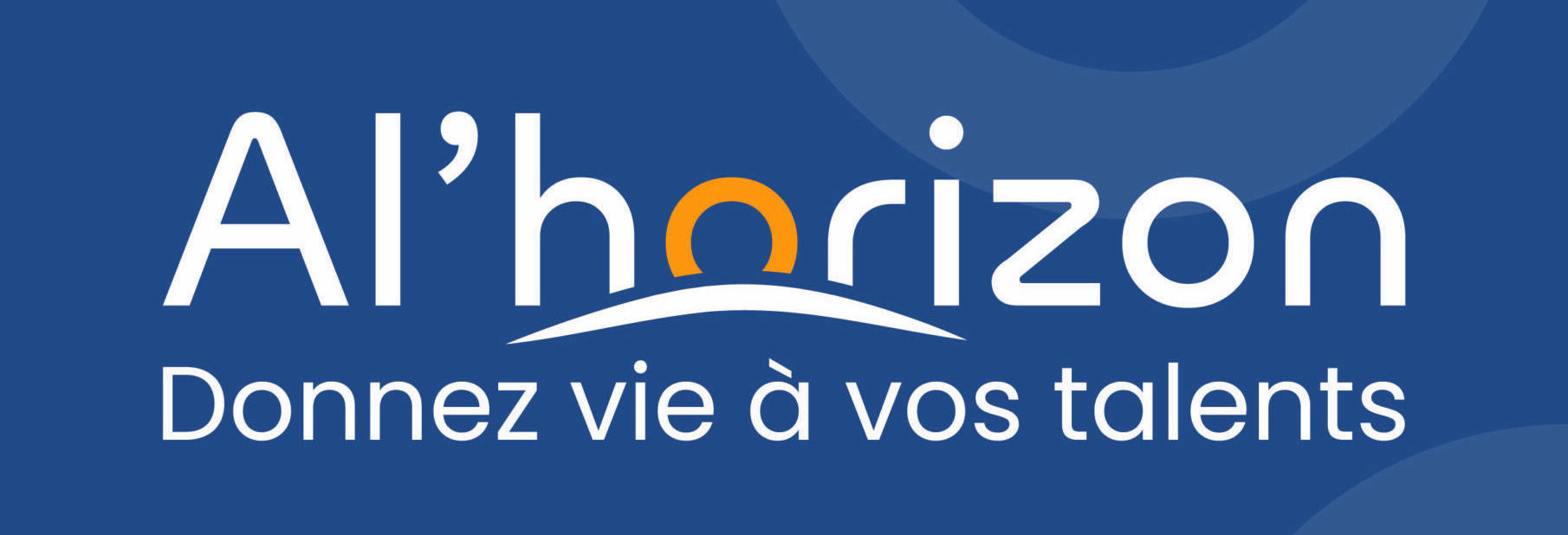 Nouveau logo Al'horizon en blanc sur fond bleu et baseline "Donnez vie à vos talents"